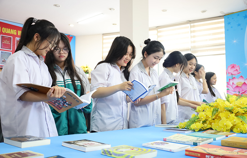Các em học sinh và sinh viên tham quan không gian trưng bày sách chuyên đề tại Thư viện tỉnh. 