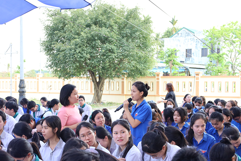 Các em học sinh, sinh viên tham gia hoạt động giao lưu “Tìm hiểu về Ngày Sách và Văn hóa đọc Việt Nam năm 2025”.