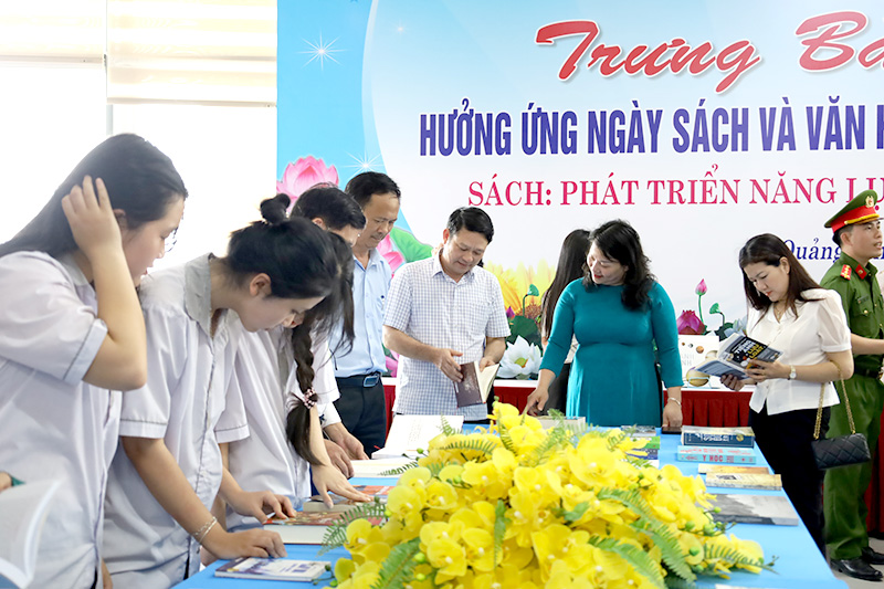 Các đại biểu và học sinh, sinh viên tham quan gian trưng bày sách. 