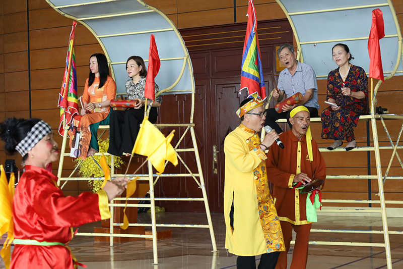 Các học viên báo cáo kết quả tập huấn lớp trao truyền kỹ năng trình diễn, thực hành nghệ thuật Bài chòi.