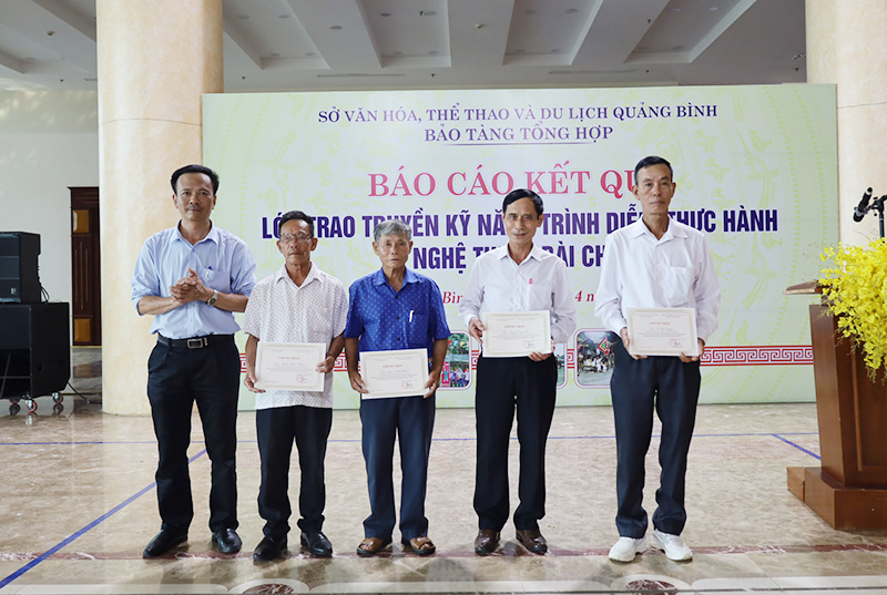 Trao giấy chứng nhận cho các nghệ nhân tiêu biểu tham gia trao truyền kỹ nắng thực hành, trình diễn Bài chòi. 