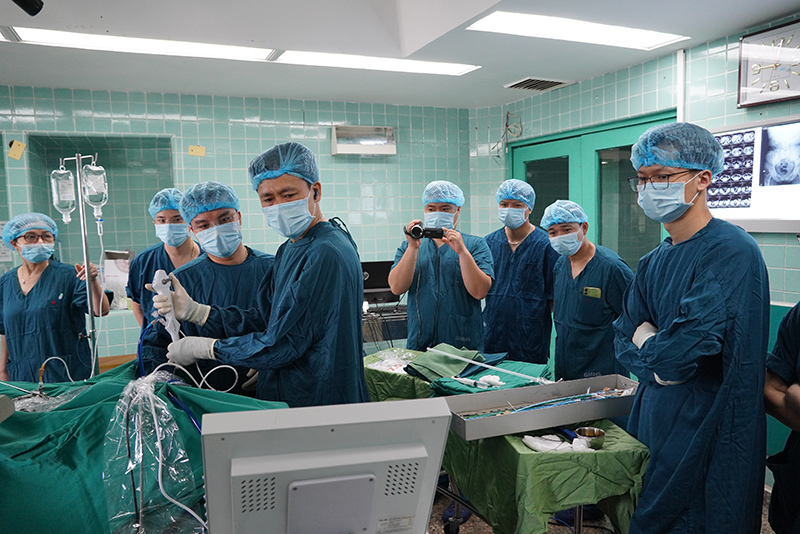 Các bác sĩ thực hiện ca phẫu thuật thị phạm những kỹ thuật hiện đại trong điều trị, phẫu thuật, chăm sóc người bệnh bị bệnh lý đường tiết niệu.