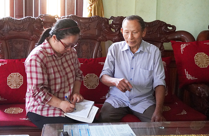 Tổ trưởng tổ rèn năm nào Hoàng Văn Minh xúc động chia sẻ kỷ niệm với phóng viên Báo Quảng Bình.