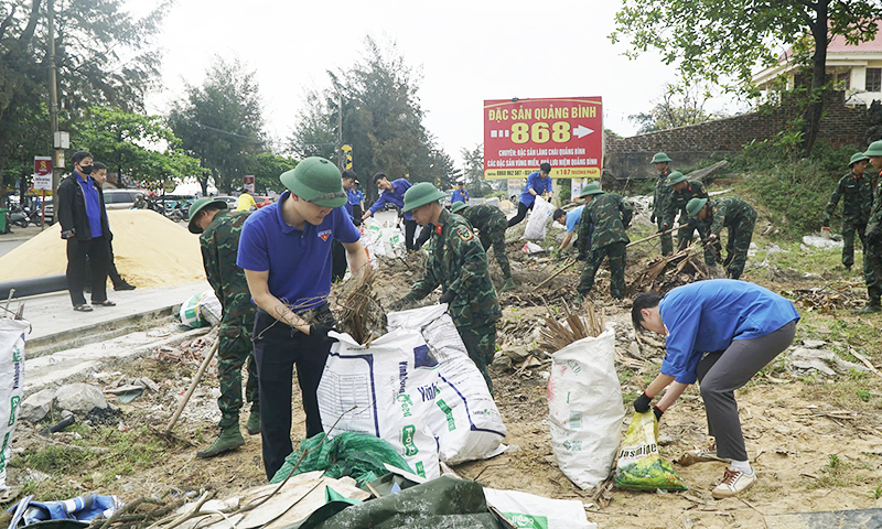 Đoàn viên thanh niên tích cực thu gom rác thải 
