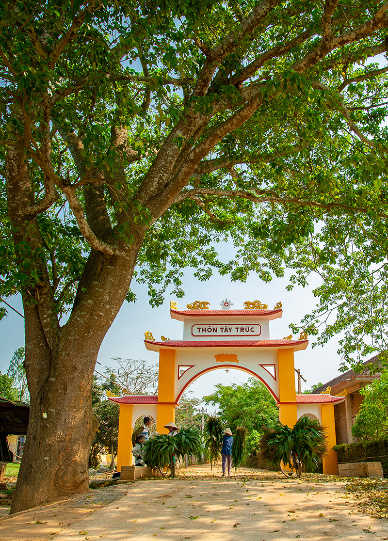 Cổng thôn Tây Trúc (Tiến Hoá, Tuyên Hoá).