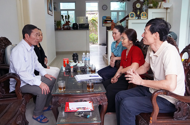 TDP Văn Hùng, thị trấn Quán Hàu trực tiếp đến từng nhà, gặp từng hộ dân để lấy phiếu ý kiến về chủ trương sắp xếp đơn vị hành chính. 