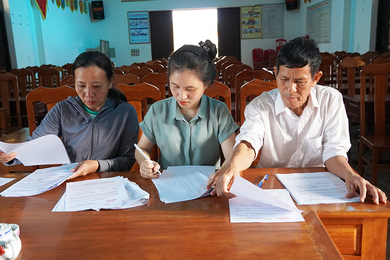 TDP Văn Hùng, thị trấn Quán Hàu trực tiếp đến từng nhà, gặp từng hộ dân để lấy phiếu ý kiến về chủ trương sắp xếp đơn vị hành chính. 