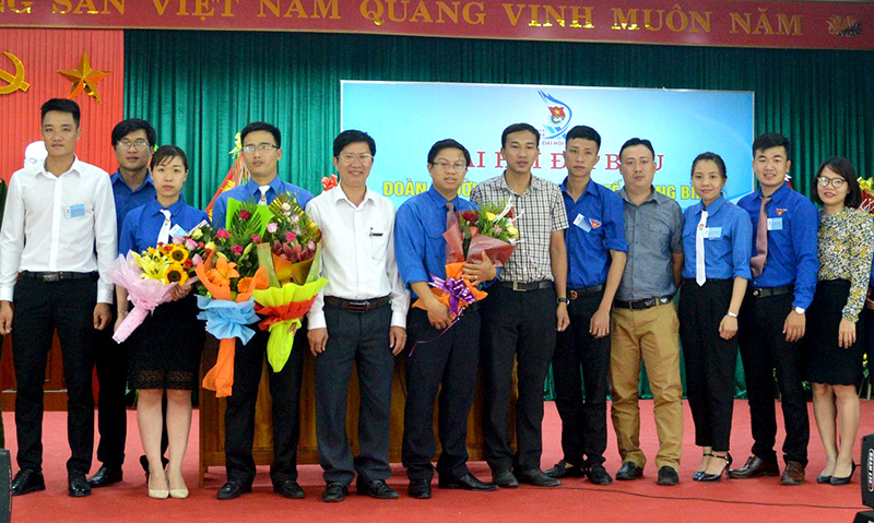 Anh Nguyễn Hữu Nghĩa (thứ 6 từ trái qua).