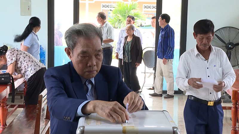 Ông Trịnh Trọng Tý và đông đảo người dân ở thôn Di Luân, xã Quảng Tùng (Quảng Trạch) đi bỏ phiếu lấy ý kiến nhân dân đối với chủ trương sáp nhập tỉnh, xã, bỏ cấp huyện.