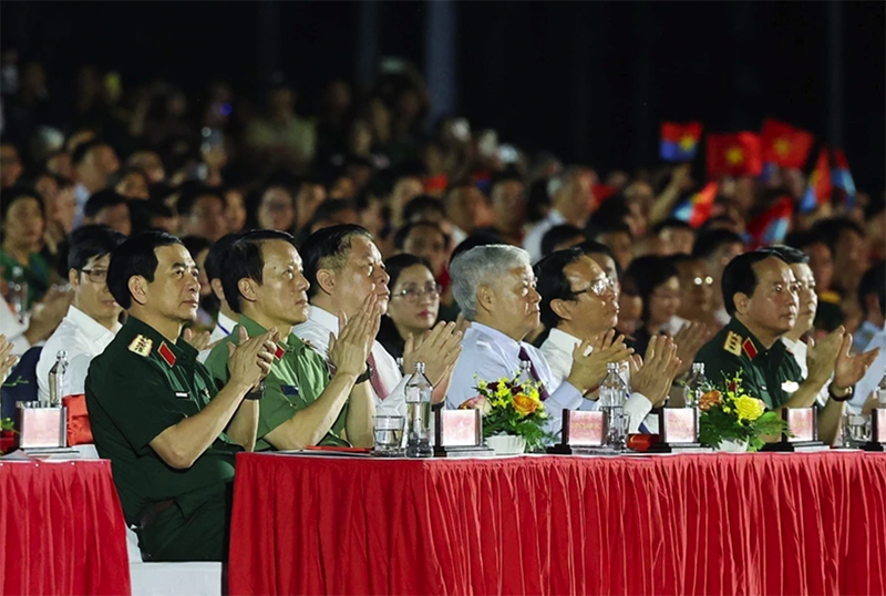 Các lãnh đạo Đảng, Nhà nước dự chương trình nghệ thuật. (Ảnh: THỐNG NHẤT/TTXVN)