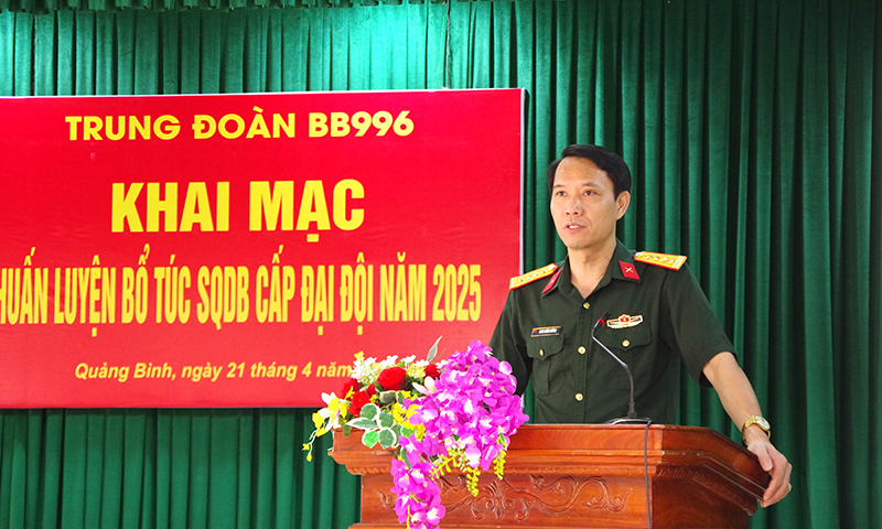 Đại tá Đinh Xuân Hướng, Chính ủy Bộ CHQS tỉnh phát biểu chỉ đạo tại lễ khai mạc.