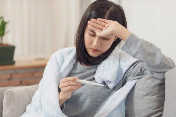 Phụ nữ sau sinh hệ miễn dịch suy yếu dễ bị sốt, ho do virus cúm. 