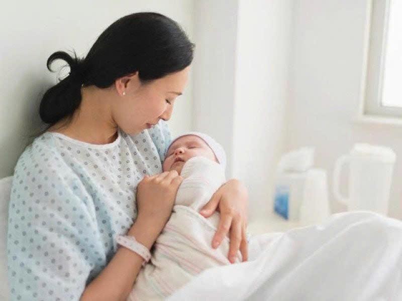 Cẩn trọng với cúm ở mẹ sau sinh để tránh lây nhiễm cho em bé. 