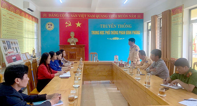 Phòng Cảnh sát giao thông, Công an tỉnh phối hợp với các trường học để ngăn chặn, đẩy lùi tình trạng học sinh vi phạm quy định an toàn giao thông.