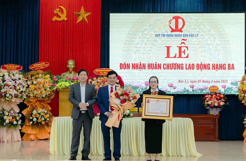 Quỹ tín dụng nhân dân Bắc Lý đón nhận Huân chương Lao động hạng Ba .