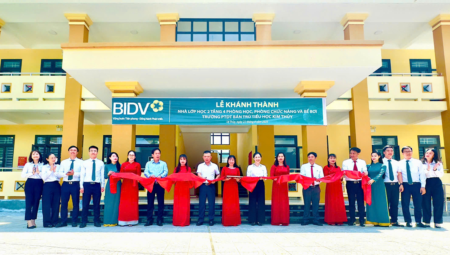 Các đại biểu cắt băng khánh thành, bàn giao công trình xây dựng trường phổ thông dân tộc bán trú tiểu học Kim Thủy (Lệ Thủy).