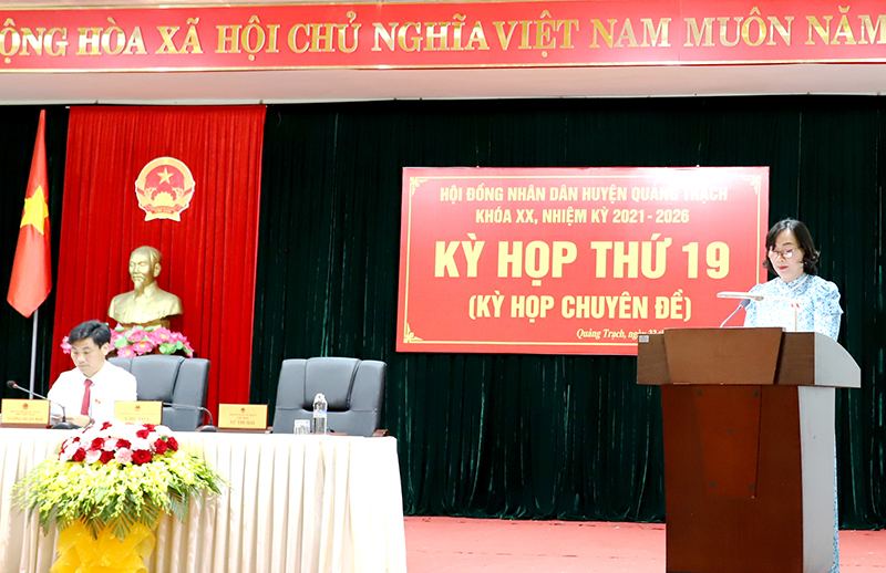 Đồng chí Vũ Thị Mai, Phó Bí thư Thường trực, Chủ tịch HĐND huyện phát biểu khai mạc kỳ họp.