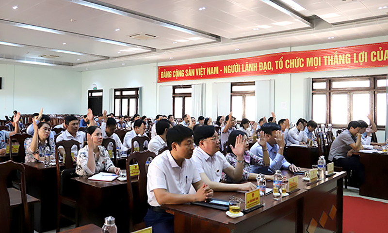 Đại biểu biểu quyết thông qua các nghị quyết về sáp nhập, sắp xếp đơn vị hành chính.