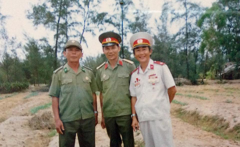 Tổ 3 người trong trận đầu đánh Mỹ tại thôn Bảy xã Gio Hải ngày 7/7/1967 trong một lần về thăm lại chiến trường xưa.