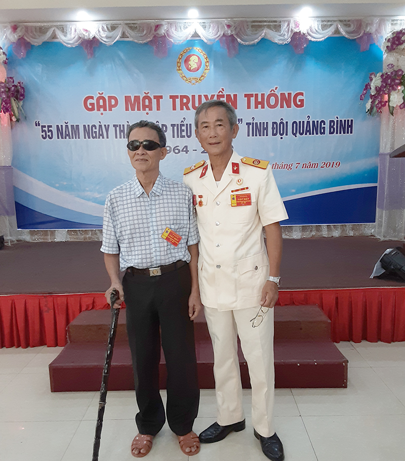 Xạ thủ bắn tỉa, thương binh Nguyễn Đình Chuyết (tay cầm gậy, anh bị hỏng cả hai mắt) và tác giả.