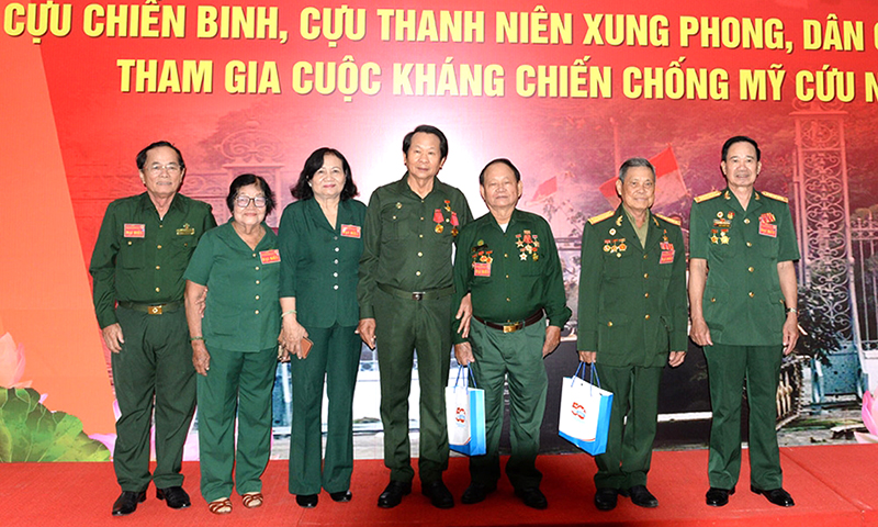 Các cựu chiến binh, cựu thanh niên xung phong, dân quân tự vệ dâng hương tại Đài tưởng niệm các anh hùng liệt sĩ trên đường Bắc Sơn (Hà Nội). 