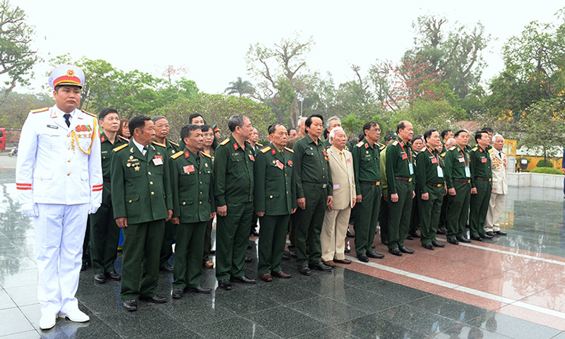 Các cựu chiến binh, cựu thanh niên xung phong, dân quân tự vệ gặp mặt nhân kỷ niệm 50 năm Ngày giải phóng miền Nam, thống nhất đất nước tại Hội trường Bộ Quốc phòng. 