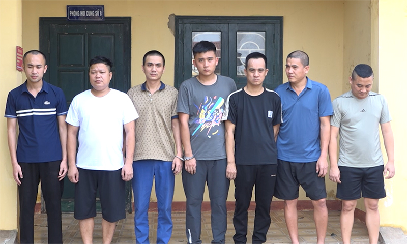 Các đối tượng bị khởi tố, bắt tạm giam liên quan đến hành vi tổ chức đánh bạc và đánh bạc.
