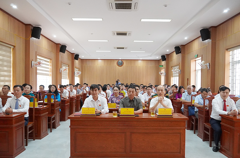 Các đại biểu dự kỳ họp.