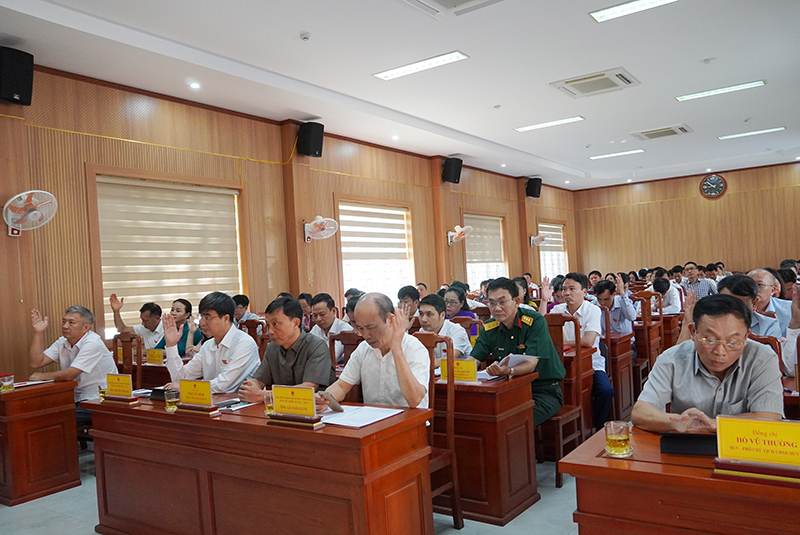Đại biểu biểu quyết thông qua các nghị quyết về sắp xếp đơn vị hành chính cấp tỉnh.