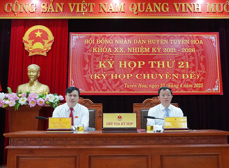 Các đồng chí Thường trực HĐND huyện Tuyên Hóa chủ trì hội nghị.