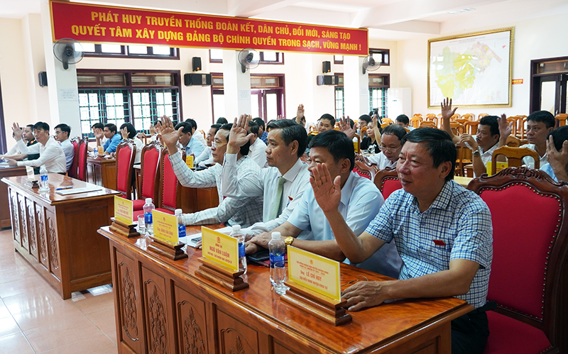 Đại biểu biểu quyết thông qua các nghị quyết về sáp nhập, sắp xếp đơn vị hành chính.