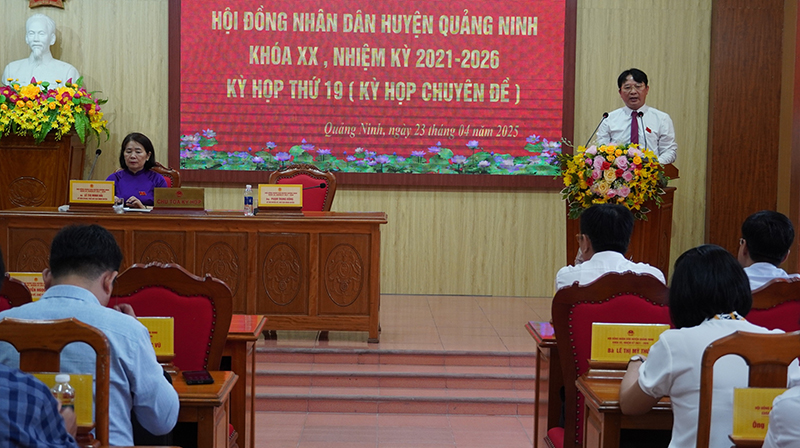 Đồng chí Bí thư Huyện ủy Phạm Trung Đông phát biểu tại kỳ họp.