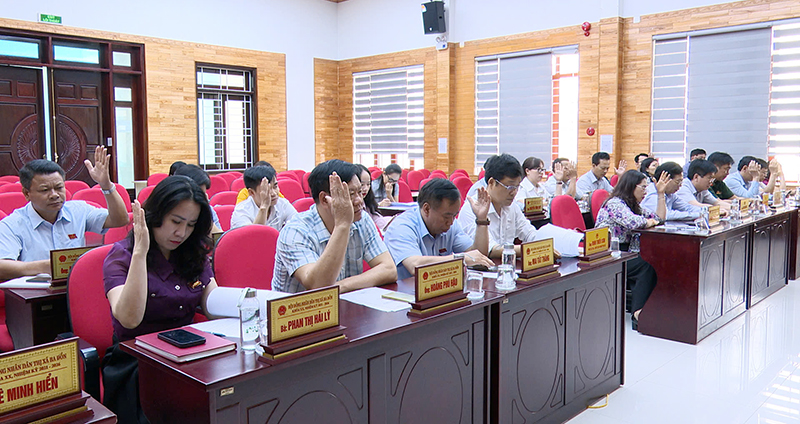 Đại biểu biểu quyết thông qua các nghị quyết.