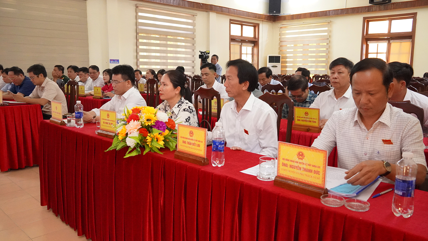 Các đại biểu tham dự kỳ họp.