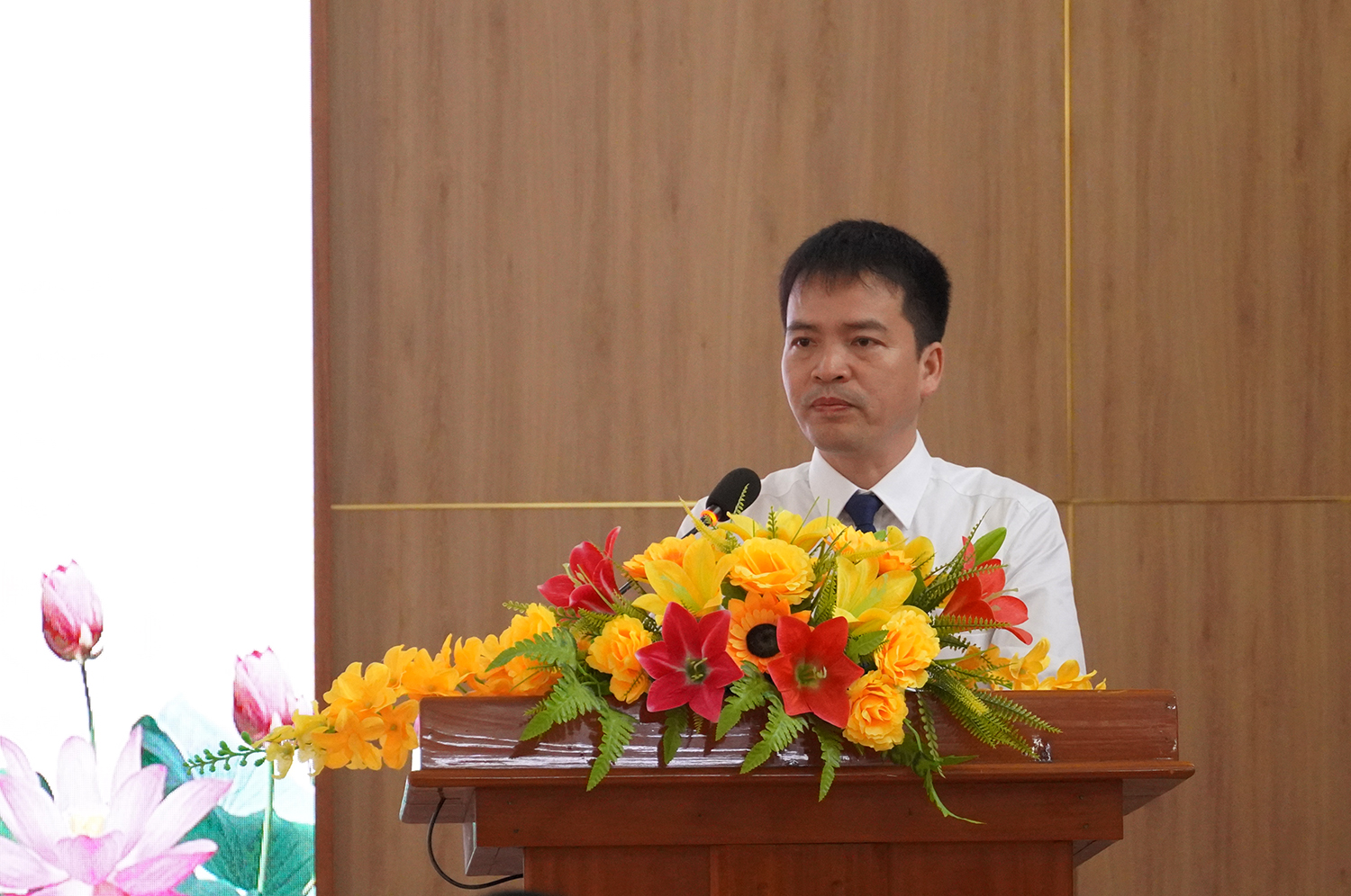 Lãnh đạo HĐND huyện Lệ Thủy phát biểu tại kỳ họp.