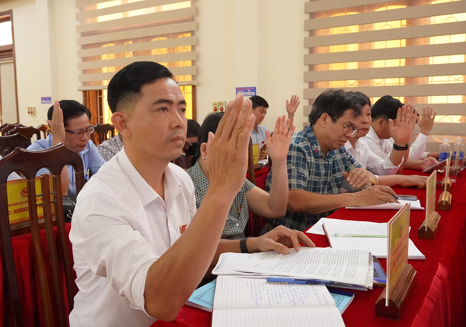 Đại biểu biểu quyết thông qua các nghị quyết về sắp xếp ĐVHC.