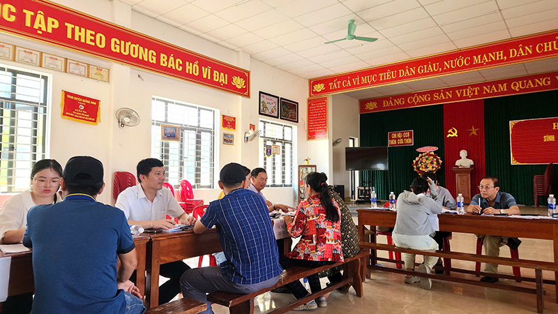Chính quyền đang nỗ lực làm thủ tục cấp giấy chứng nhận quyền sử dụng đất cho người dân xã Hải Ninh (huyện Quảng Ninh).