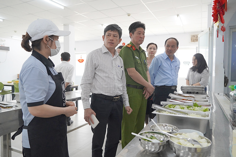 Đoàn liên ngành kiểm tra điều kiện bảo đảm an toàn thực phẩm của bếp ăn tập thể của Công ty TNHH cung cấp thực phẩm D.S FOOD.