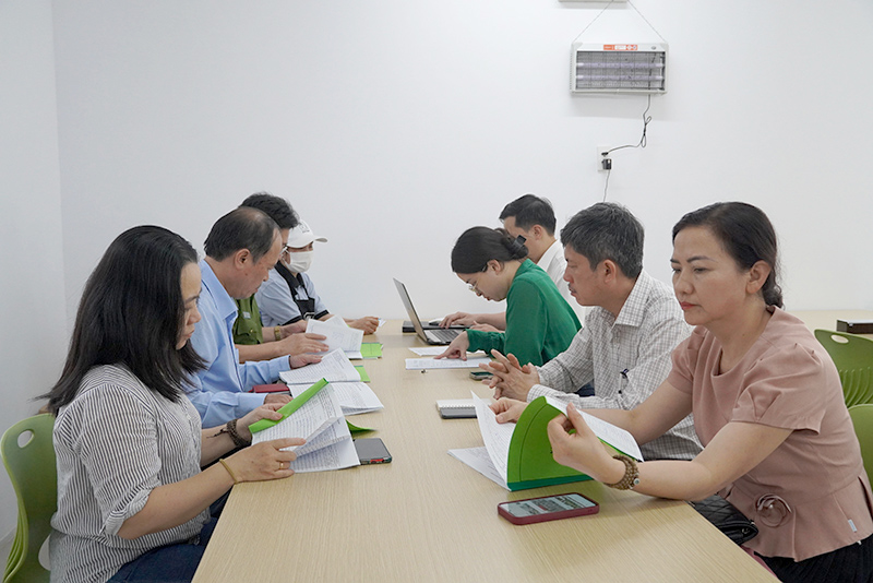 Đoàn liên ngành kiểm tra việc thực hiện hồ sơ kiểm thực ba bước ở các bếp ăn tập thể.
