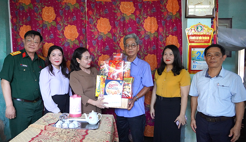 Đồng chí Bí thư Thành ủy Đồng Hới Phạm Thị Hân ông Nguyễn Hữu Duệ (ở tổ dân phố 4, phường Bắc Lý).