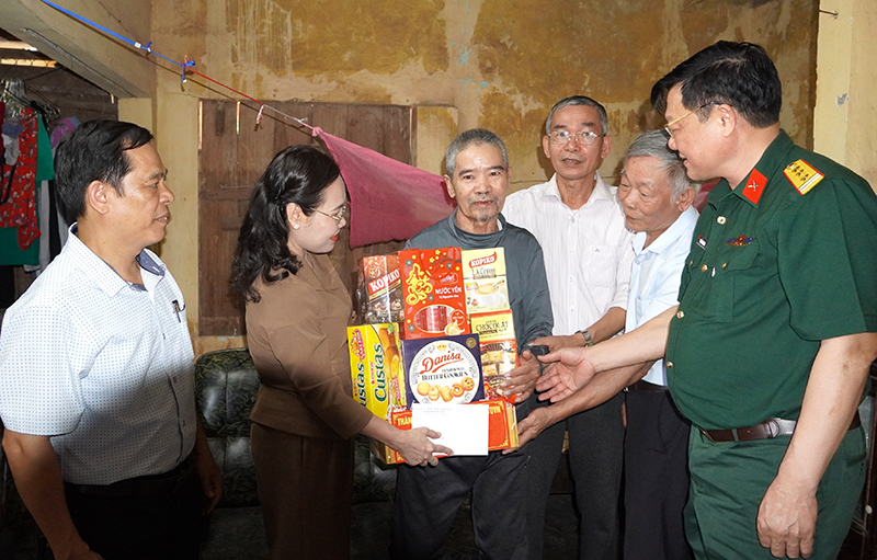 Đồng chí Bí thư Thành ủy Đồng Hới Phạm Thị Hân và đoàn công tác tặng quà ông ông Lê Thế Viết. 