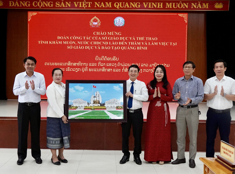 Lãnh đạo Sở Giáo dục-Đào tạo Quảng Bình tặng quà lưu niệm cho Sở Giáo dục-Thể thao Khăm Muồn.