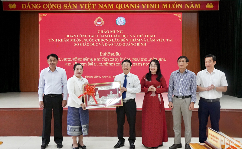 ... và đón nhận món quà ý nghĩa từ lãnh đạo Sở Giáo dục-Thể thao tỉnh Khăm Muồn.