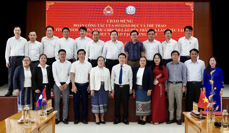 Các đại biểu hai sở chụp hình lưu niệm.