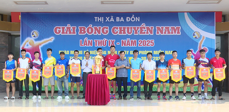 Ban tổ chức trao cờ lưu niệm cho các đội tham gia.
