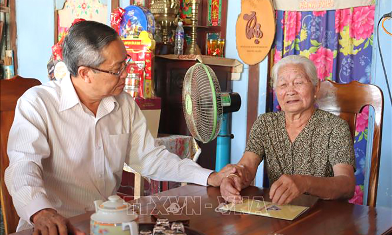 Phó Bí thư Thường trực Tỉnh ủy, Chủ tịch HĐND tỉnh An Giang Lê Văn Nưng thăm hỏi sức khỏe Bà mẹ Việt Nam Anh hùng Nguyễn Thị Hến tại phường Thới Sơn, thị xã Tịnh Biên. Ảnh: Công Mạo/TTXVN