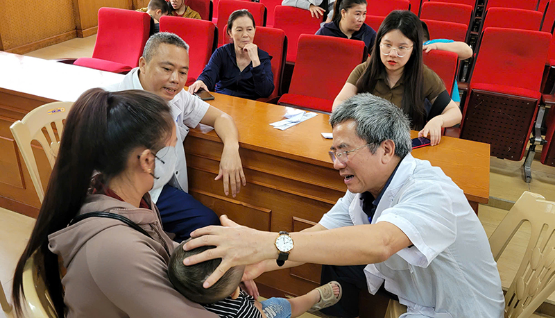Trung tâm II phối hợp Bệnh viện Hữu nghị Việt Nam-Cuba Đồng Hới khám sàng lọc và phẫu thuật miễn phí cho trẻ em khuyết tật trên địa bàn tỉnh Quảng Bình năm 2025.