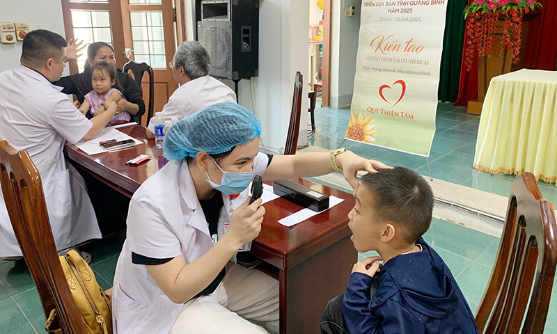 Các y bác sĩ khám sàng lọc các dị tật về mắt cho trẻ.