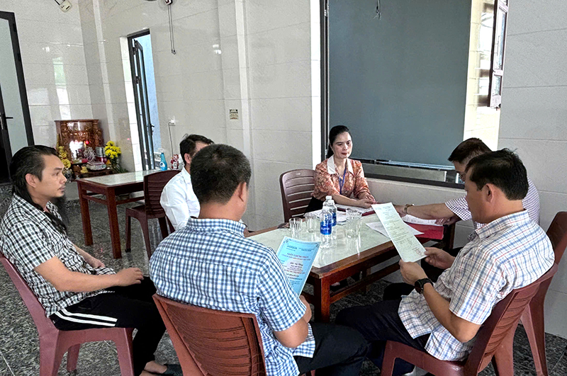 Đoàn tiến hành kiểm tra hồ sơ, thủ tục kinh doanh.