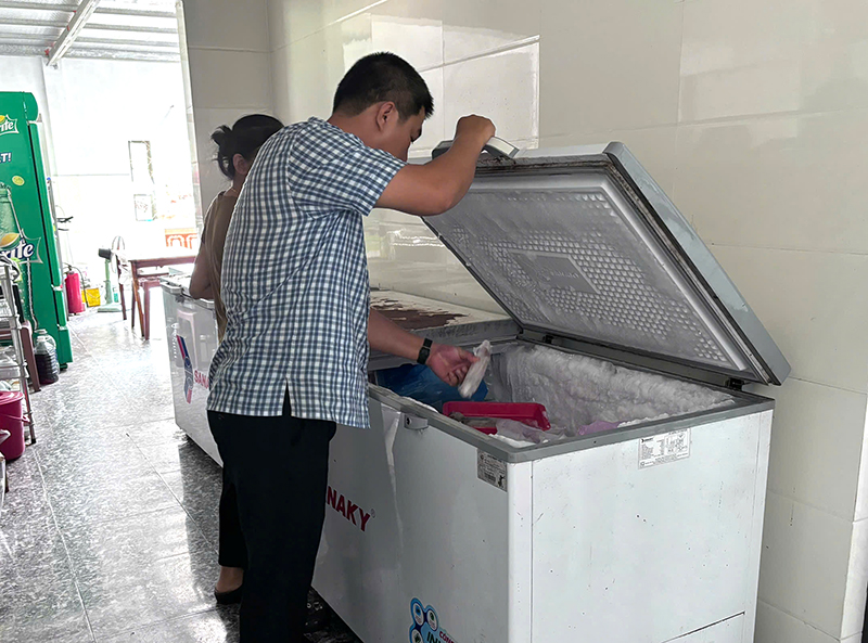 Kiểm tra thiết bị bảo quản thực phẩm và thực phẩm được bảo quản.
